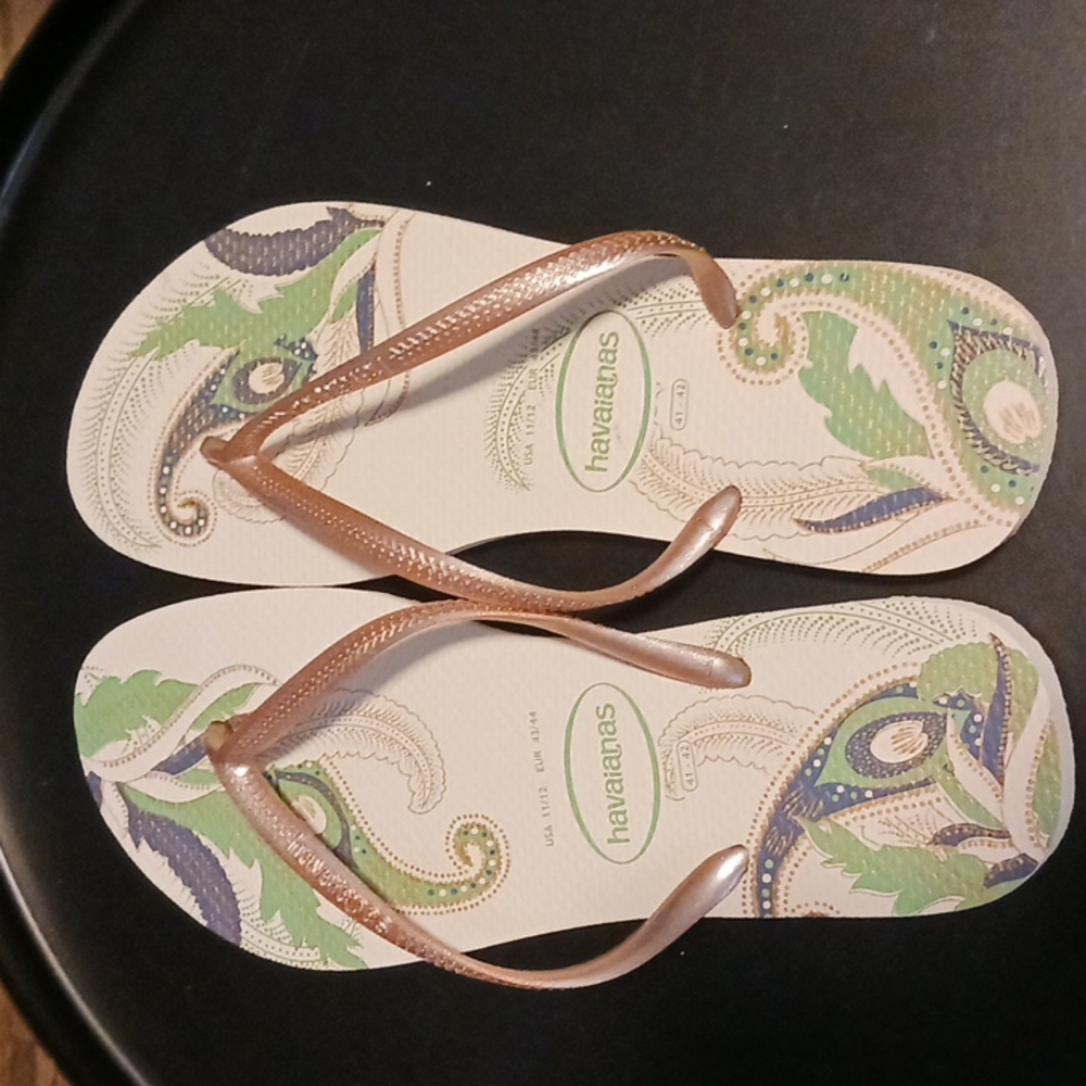 Havaianas gold and tan flip flops fits 11/12